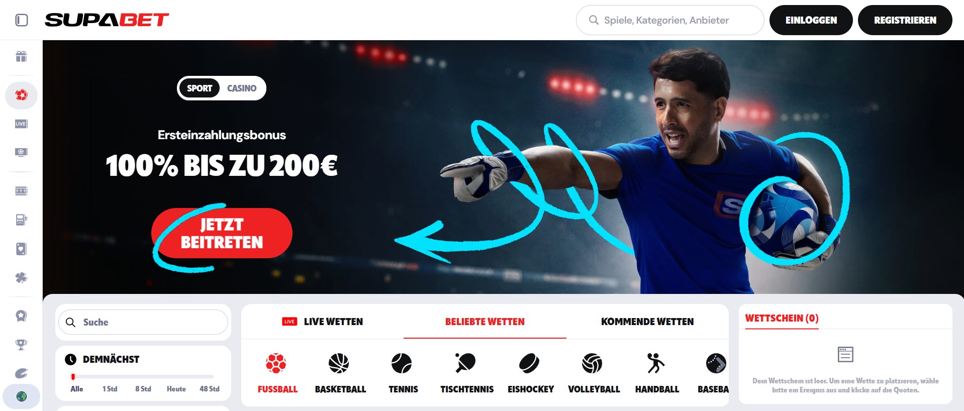 Ein Sportwetten-Website-Banner mit einem Fußballspieler, der einen Fußball hält. Der Banner zeigt einen Willkommensbonus von 100% bis zu 200€ und einen roten Button mit der Aufschrift „Jetzt Beitreten“. Links sind verschiedene Sportarten wie Fußball, Basketball, Tennis, Tischtennis, Eishockey, Volleyball, Handball und Baseball aufgelistet. Rechts ist ein leerer Wettschein angezeigt.